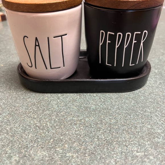 Salt and pepper cellars Rae Dunn - Picture 4 of 4